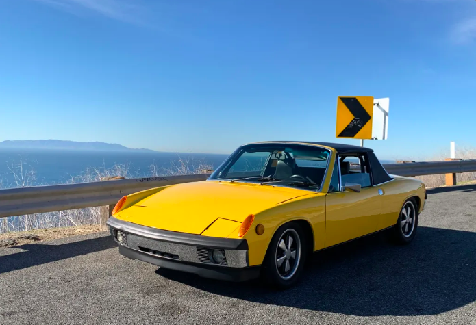 Ein gelber Porsche 914 in gelber Farbe