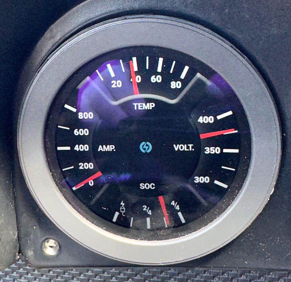 Digitales Rundinstrument des Porsche 914E, das elektrische Komponenten überwacht
